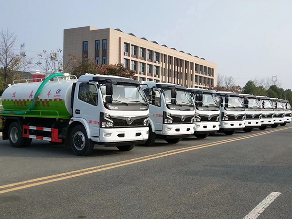 國(guó)六東風(fēng)多利卡8方吸糞車(chē)